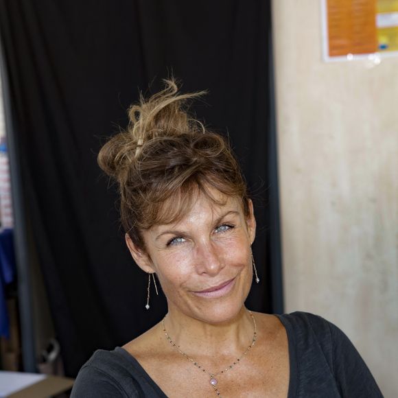 Avant d’ajouter que son père porte le nom de Veillon de La Garoullaye.

Astrid Veillon - 25ème édition du Festival du Livre à Nice le 18 septembre 2021. © JLPPA/Bestimage