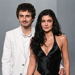 Timothée Chalamet et Kylie Jenner à leur arrivée à la soirée des Oscars organisée par Vanity Fair, aux David Geffen Galleries du LACMA, Los Angeles, États-Unis, le 6/03/2026. Crédit : Doug Peters/Empics/Abaca