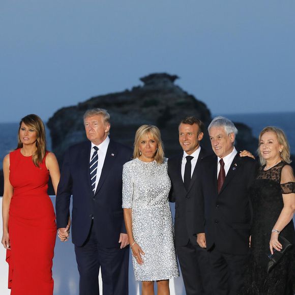 Le président américain Donald Trump avec sa femme Melania Trump, le président français Emmanuel Macron avec sa femme Brigitte Macron, le président chilien Sebastian Pinera avec sa femme Cecilia Morel - Les dirigeants du G7 et leurs invités posent pour une photo de famille lors du sommet du G7 à Biarritz, France, le 25 août 2019. © Dominique Jacovides/Bestimage