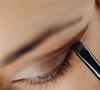 De la restructuration des sourcils au choix des fards clairs, chaque étape a son importance.