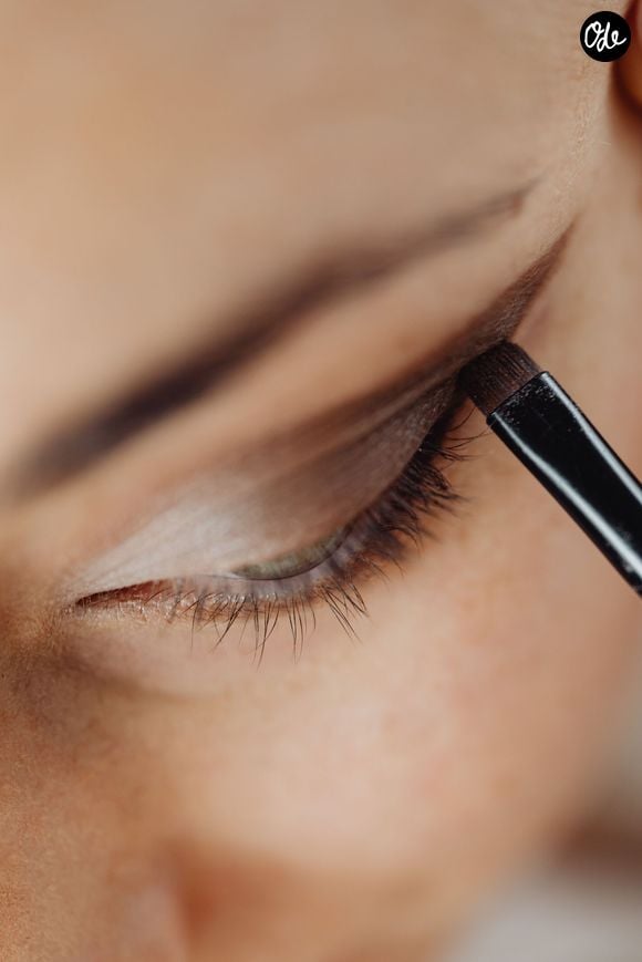 De la restructuration des sourcils au choix des fards clairs, chaque étape a son importance.