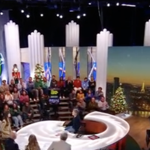 Face à elle, Alex Beaupain, compositeur du long-métrage, dont la remarque l'a vexée : "Au théâtre il faut apprendre des textes, au cinéma vous foutez rien de la journée et vous arrivez sur le plateau"


Quotidien, TMC