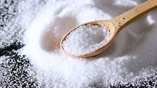 Mettre du bicarbonate de soude au fond de la poubelle : à quoi ça sert et à quelle fréquence faut-il le changer ?