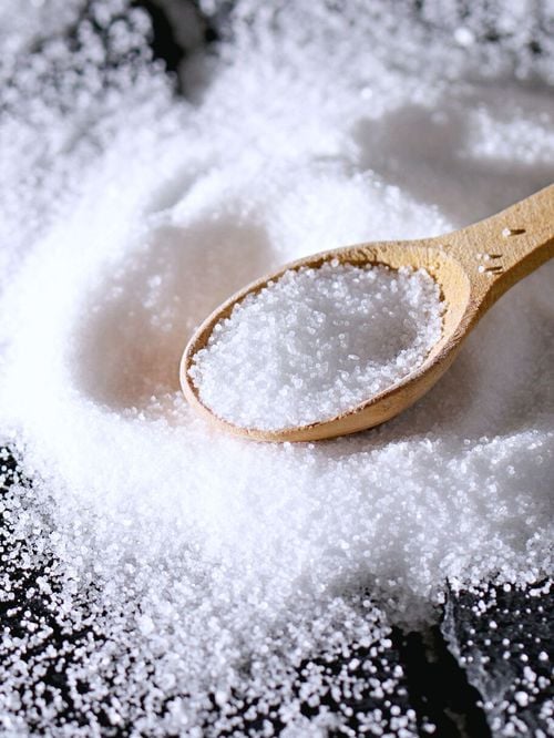 Mettre du bicarbonate de soude au fond de la poubelle : à quoi ça sert et à quelle fréquence faut-il le changer ?