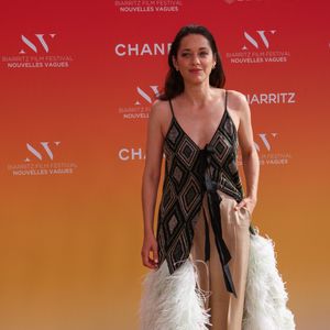 L'actrice portait une création Chanel issue de la collection Métiers d'Art printemps-été 2026.

Marion Cotillard au Théâtre de la Gare du Midi lors de la Cérémonie d'ouverture du Festival international du film de Biarritz - Nouvelles Vagues 2026, le 23 juin 2026.  © Jean-Marc Lhomer / Bestimage