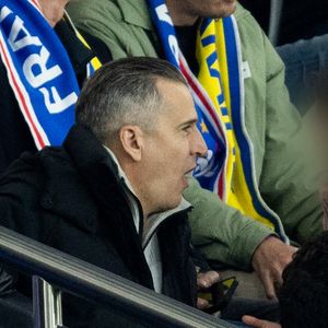 Guillaume Canet et ses enfants Marcel et Louise dans les tribunes du match de qualification de la Coupe du monde 2026 entre la France contre l'Ukraine (4-0) au Parc des Princes à Paris le 13 novembre 2025. © Cyril moreau/Bestimage