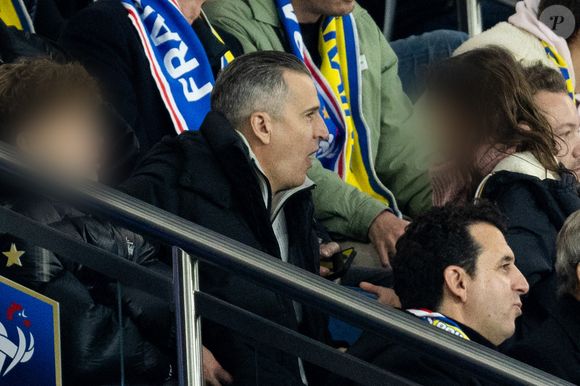 Guillaume Canet et ses enfants Marcel et Louise dans les tribunes du match de qualification de la Coupe du monde 2026 entre la France contre l'Ukraine (4-0) au Parc des Princes à Paris le 13 novembre 2025. © Cyril moreau/Bestimage