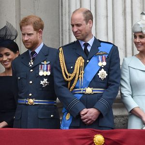 La reine Elisabeth II d'Angleterre, Meghan Markle, duchesse de Sussex (habillée en Dior Haute Couture par Maria Grazia Chiuri), le prince Harry, duc de Sussex, le prince William, duc de Cambridge, Kate Catherine Middleton, duchesse de Cambridge - La famille royale d'Angleterre lors de la parade aérienne de la RAF pour le centième anniversaire au palais de Buckingham à Londres. Le 10 juillet 2018 (Agence / Bestimage).