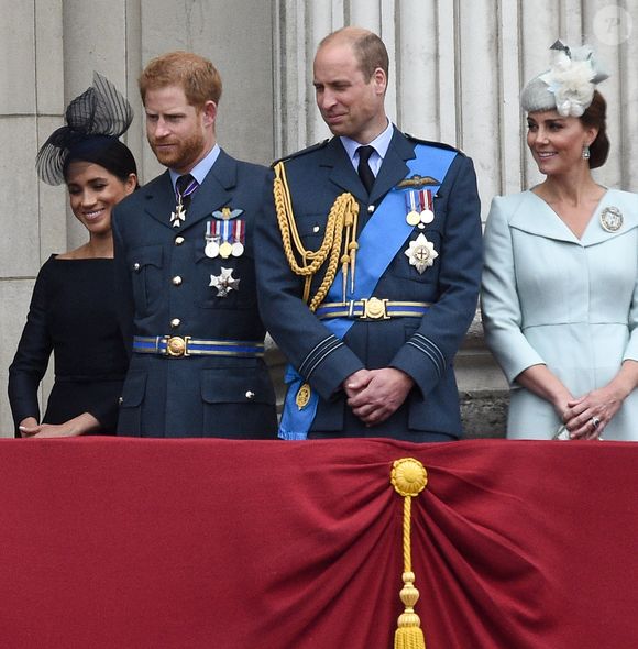 La reine Elisabeth II d'Angleterre, Meghan Markle, duchesse de Sussex (habillée en Dior Haute Couture par Maria Grazia Chiuri), le prince Harry, duc de Sussex, le prince William, duc de Cambridge, Kate Catherine Middleton, duchesse de Cambridge - La famille royale d'Angleterre lors de la parade aérienne de la RAF pour le centième anniversaire au palais de Buckingham à Londres. Le 10 juillet 2018 (Agence / Bestimage).