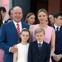Des gestes qu'ils font peu en public... Albert et Charlene de Monaco si câlins avec leurs jumeaux Gabriella et Jacques