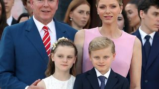 Des gestes qu'ils font peu en public... Albert et Charlene de Monaco si câlins avec leurs jumeaux Gabriella et Jacques