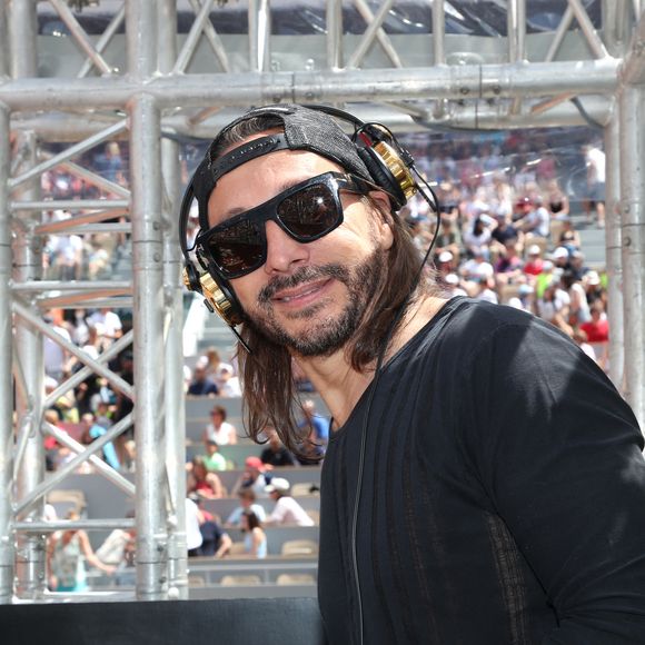 Et à la fin de celui-ci, on le voit en train de se faire arracher le visage par une femme. il s'agissait en réalité d'une seconde peau ! 

Le DJ Bob Sinclar - Journée des enfants à Roland Garros avant début des Internationaux de France de Tennis de Roland Garros 2022 à Paris le 21 Mai 2022. © Bertrand Rindoff/Bestimage