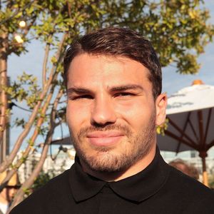 Cap sur le sud ! 

Exclusif - Rencontre avec le joueur de rugby Antoine Dupont à la Tour Eiffel à Paris.
© Jonathan Rebboah / Panoramic / Bestimage
