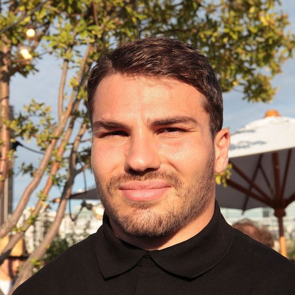 Cap sur le sud ! 

Exclusif - Rencontre avec le joueur de rugby Antoine Dupont à la Tour Eiffel à Paris.
© Jonathan Rebboah / Panoramic / Bestimage