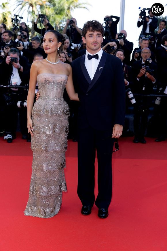 Pour cet événement d'exception co-organisé par Camille Gottlieb et Medy Anthony, la future maman prendra bien la pose sur le tapis rouge mais sans son époux. 

Charles Leclerc et sa femme Alexandra - Montée des marches du film « La vie d’une femme » lors du 79ème Festival International du Film de Cannes, le 13 mai 2026. © Olivier Borde / Bestimage