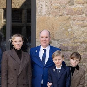 Une visite officielle particulièrement symbolique... 

Le prince Albert II de Monaco, La princesse Charlène de Monaco, La princesse Gabriella de Monaco, comtesse de Carladès, Le prince Jacques de Monaco, marquis des Baux lors d'une visite au Fort la Latte, Château de La Roche Goyon à Plévenon. Le donjon fut érigé par Etienne III de Goyon, seigneur de Matignon

© Olivier Huitel / Pool / Bestimage
