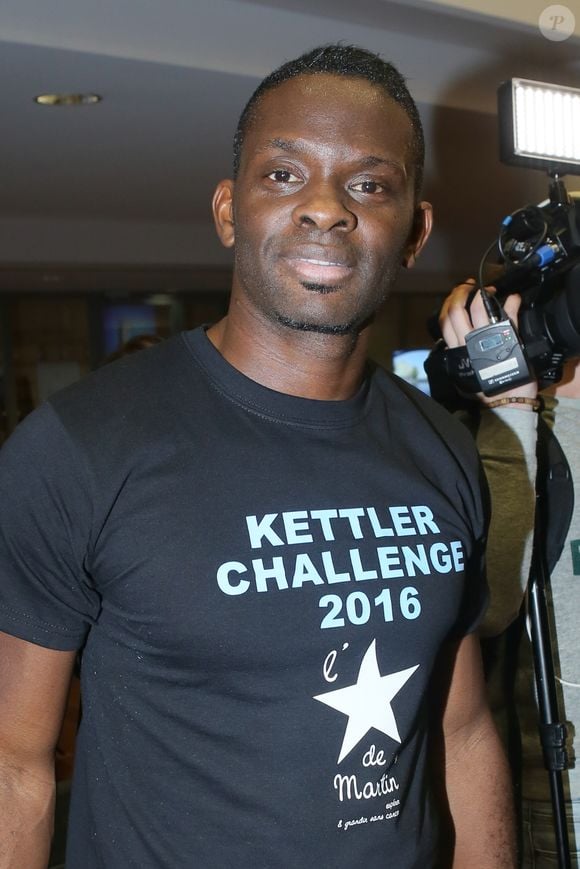 Louis Saha a joué 2à fois pour l’équipe de France et a notamment joué à Manchester United

Louis Saha - Soirée caritative "Kettler Challenge 2016" en faveur de l’association "l’Etoile de Martin" au stade Jean Bouin à Paris le 21 novembre 2016. © CVS/Bestimage