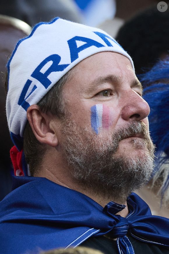 Conscient que tout peut s’arrêter, il affirme vivre l’instant présent tout en se préparant à un éventuel retrait médiatique.

Bruno Guillon - Célébrités dans les tribunes du match du groupe D de l'Euro 2024 entre l'équipe de France face à l'Autriche (1-0) à Dusseldorf en Allemagne le 17 juin 2024. © Cyril Moreau/Bestimage