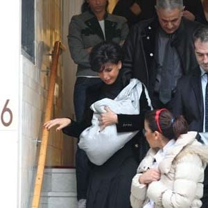 Rachida Dati sort de la clinique, sa petite Zohra en bandoulière, le 7/01/09. Angeli