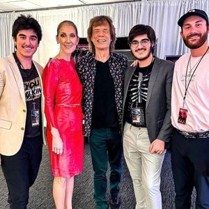 Céline Dion pose avec ses 3 fils (René Charles, Eddy et Nelson) et Mick Jagger. Photo partagé sur Instagram par la chanteuse en mai 2024.