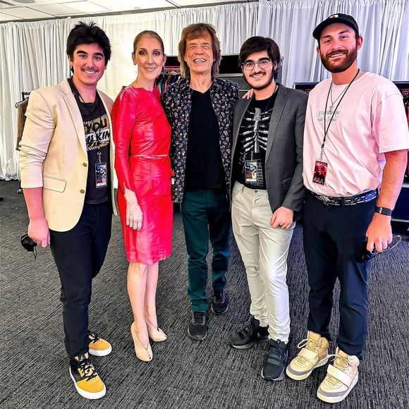 Céline Dion pose avec ses 3 fils (René Charles, Eddy et Nelson) et Mick Jagger. Photo partagé sur Instagram par la chanteuse en mai 2024.