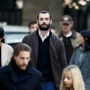 Louis Sarkozy, Jean Sarkozy, Giulia Sarkozy  - La famille et les soutiens de Nicolas Sarkozy se sont réunis devant son domicile le jour de son incarcération à la prison de la Santé à Paris le 21 octobre 2025. © Moreau / Jacovides / Bestimage