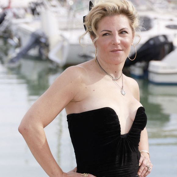 Malgré la forte notoriété de sa mère, le petit garçon garde un regard lucide et détaché sur la situation.

Anne-Elisabeth Blateau de la série Mère indigne - La 25e édition du Festival de la fiction télé de La Rochelle, vendredi 15 septembre 2023. © Christophe Aubert via Bestimage