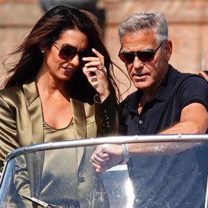 George Clooney n'est pas venu à Venise uniquement pour se montrer.

George et Amal Clooney arrivent à Venise lors du 83ème Festival International du Film de Venise (Mostra), à Venise, Italie, le 1er septembre 2026. © Cobra Team/Backgrid/Bestimage