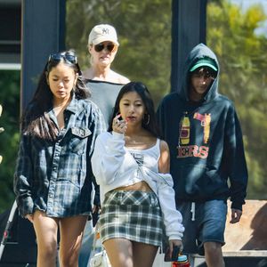 Exclusif - Prix spécial - No Web - Jade et Joy, les filles de Laeticia Hallyday, sortent de la villa de Pacific Palisades avec des amis le 29 octobre 2023.