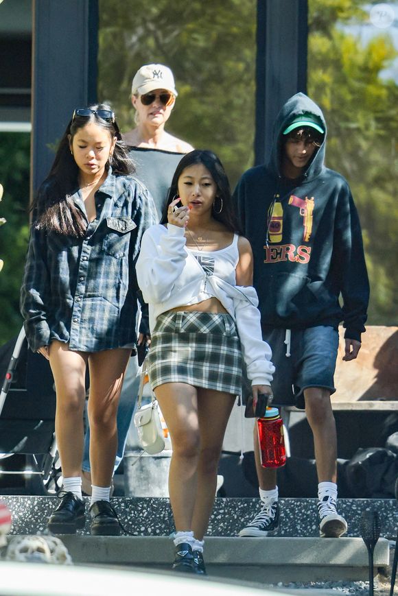 Exclusif - Prix spécial - No Web - Jade et Joy, les filles de Laeticia Hallyday, sortent de la villa de Pacific Palisades avec des amis le 29 octobre 2023.