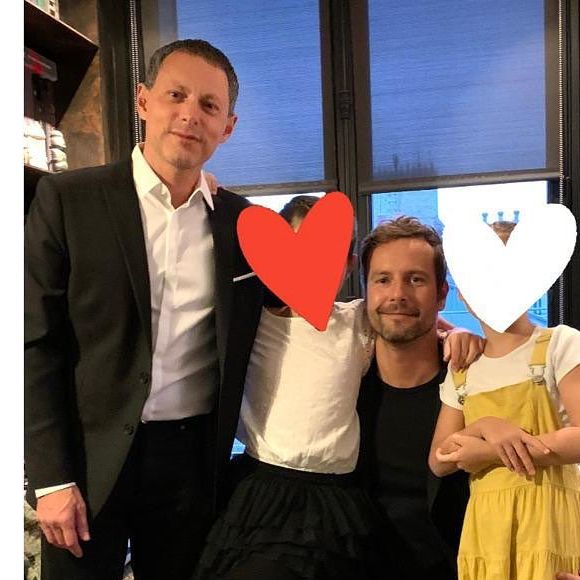 Marc-Olivier Fogiel et François Roelants avec leurs filles Mila et Lily