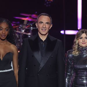 Ebony et Marine avec Nikos Aliagas lors du prime 15 de la Star Academy 2024. Photo de JP Pariente/Sipa pour TF1.