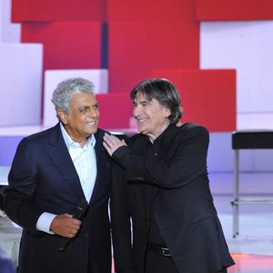 "À cause de cet accident, à son âge maintenant, il est très diminué et j’ai beaucoup de peine pour lui", a ainsi déclaré Enrico Macias le dimanche 17 août 2025 sur YouTube

Serge Lama et Enrico Macias lors de l'enregistrement de l'émission Vivement dimanche le 29 août 2012.
Crédit : AGENCE / BESTIMAGE