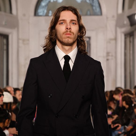 Marlowe Jack Tiger Mitchell, le fils de Lou Doillon, défile pour Fursac Mode Masculine prêt-à-porter Automne/Hiver 2025-2026 lors de la fashion week à Paris le 24 janvier 2025. © Agence / Bestimage
