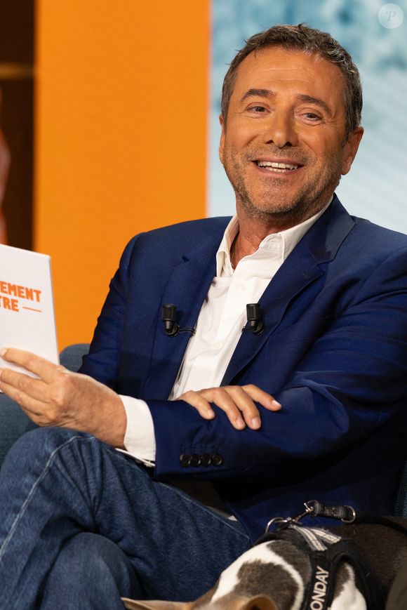 Bernard Montiel, Raphaël Mezrah, Oli. avec Charles Berling et Charles Edouard Fusari invités, Olivia Juriste et Sylvain Vétérinaire sur plateau de l'émission "Animalement Vôtre" présentée par Bernard Montiel à Paris, France, le 12 janvier 2026. © Julien Sarkissian/Bestimage