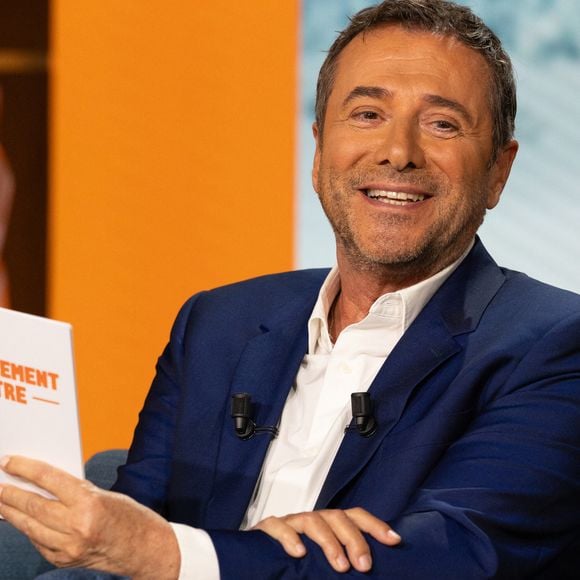 Bernard Montiel, Raphaël Mezrah, Oli. avec Charles Berling et Charles Edouard Fusari invités, Olivia Juriste et Sylvain Vétérinaire sur plateau de l'émission "Animalement Vôtre" présentée par Bernard Montiel à Paris, France, le 12 janvier 2026. © Julien Sarkissian/Bestimage
