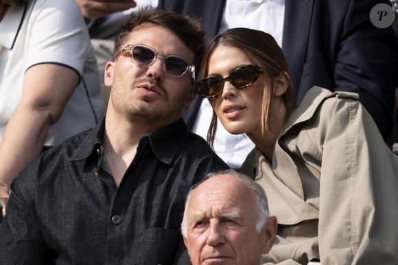 Mais c'était sans compter la prise de parole de l'ancien fiancé de la Miss Univers 2016, sur Instagram, qui a confirmé avoir été trompé.

Antoine Dupont et sa compagne Iris Mittenaere en tribunes lors de la finale messieurs des Internationaux de France de Tennis de Roland Garros 2025 (jour 15), à Paris, France, le 8 juin 2025. © Cyril Moreau/Bestimage
