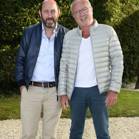 Kad Merad et Olivier Baroux posant au photocall du film "On a marché sur Bangkok" lors 7ème Festival du Film Francophone d'Angoulême, à Angoulême, le 23 août 2014.