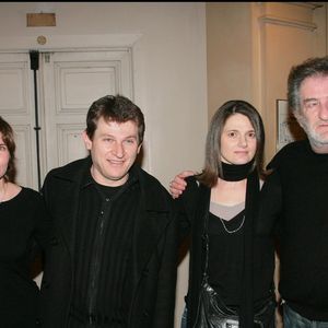 Eddy Mitchell et sa femme Muriel avec Maryline, Pamela et Eddy Junior et sa femme Sylvaine - soirée de générale au théâtre de la Madeleine à Paris pour la pièce, "Le temps des Cerises". 

© RINDOFF-GUIREC / BESTIMAGE