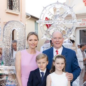 Un samedi 19 juillet 2025 mémorable pour la famille

Le Prince Albert II et la Princesse Charlène de Monaco, S.A.S. le Prince Jacques et S.A.S. la Princesse Gabriella traversent la foule pour saluer les Monégasques venus fêter leur Prince sur la place du Palais, à Monaco, le 19 juillet 2025, dans le cadre des célébrations du 20e anniversaire du règne du Prince Albert II de Monaco. © Olivier Huitel/Pool Monaco/Bestimage