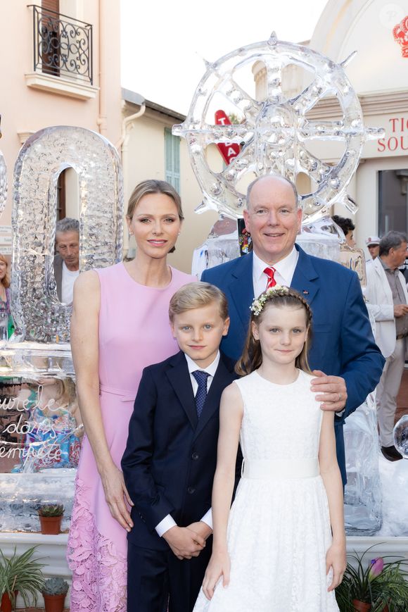 Un samedi 19 juillet 2025 mémorable pour la famille

Le Prince Albert II et la Princesse Charlène de Monaco, S.A.S. le Prince Jacques et S.A.S. la Princesse Gabriella traversent la foule pour saluer les Monégasques venus fêter leur Prince sur la place du Palais, à Monaco, le 19 juillet 2025, dans le cadre des célébrations du 20e anniversaire du règne du Prince Albert II de Monaco. © Olivier Huitel/Pool Monaco/Bestimage