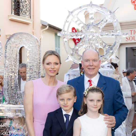 Un samedi 19 juillet 2025 mémorable pour la famille

Le Prince Albert II et la Princesse Charlène de Monaco, S.A.S. le Prince Jacques et S.A.S. la Princesse Gabriella traversent la foule pour saluer les Monégasques venus fêter leur Prince sur la place du Palais, à Monaco, le 19 juillet 2025, dans le cadre des célébrations du 20e anniversaire du règne du Prince Albert II de Monaco. © Olivier Huitel/Pool Monaco/Bestimage
