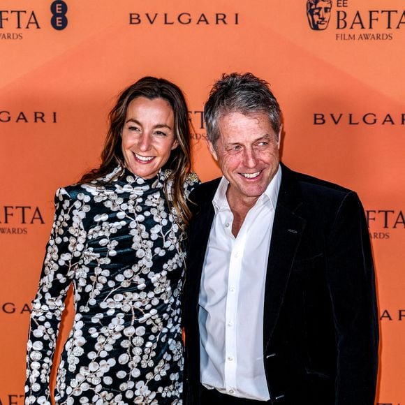 Marié à Anna Eberstein et père de cinq enfants, Hugh Grant apprécie notamment les marchés et les produits locaux. 

Hugh Grant avec sa femme Anna Elisabet Eberstein assistent à la soirée des nommés aux EE BAFTA Film Awards 2025, organisée avec le soutien de Bvlgari, à la National Portrait Gallery de Londres, le 15 février 2025.. ©