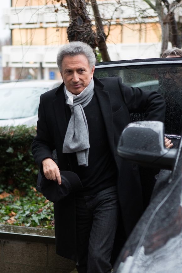 Exclusif - Michel Ducker, souriant et en pleine forme, arrive aux studios de RTL-TVI à Bruxelles pour la promotion de son One Man Show "Michel Drucker, seul avec vous" le 27 février 2017. Il est l'invité du talk show "De quoi je me mêle". ©ALAIN ROLLAND/ IMAGEBUZZ/ BESTIMAGE