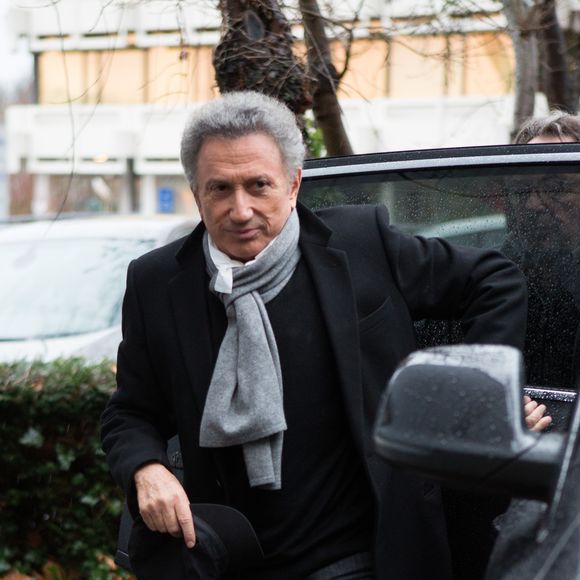 Exclusif - Michel Ducker, souriant et en pleine forme, arrive aux studios de RTL-TVI à Bruxelles pour la promotion de son One Man Show "Michel Drucker, seul avec vous" le 27 février 2017. Il est l'invité du talk show "De quoi je me mêle". ©ALAIN ROLLAND/ IMAGEBUZZ/ BESTIMAGE