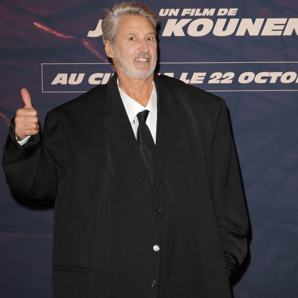 Une véritable plongée dans son univers, "qui touche à la musique, à l’image, au cinéma, à la BD". 

Antoine de Caunes - Avant-première du film "L'Homme qui rétrécit" au cinéma le Grand Rex à Paris le 6 octobre 2025. © Coadic Guirec/Bestimage