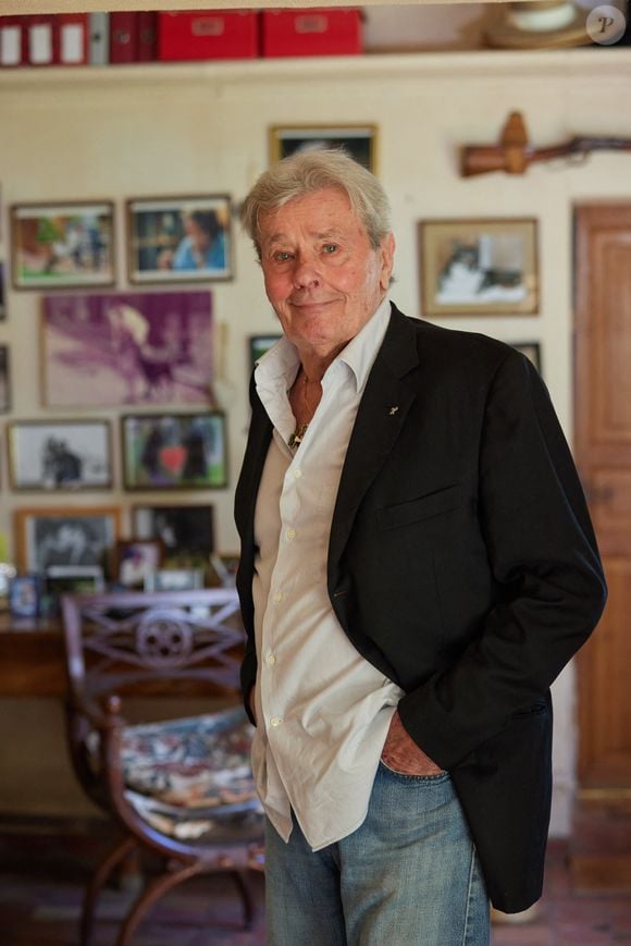 Exclusif - Cyril.Viguier rencontre Alain Delon dans sa maison de Douchy-Montcorbon le 13 juin 2021.
© Cyril Moreau / Bestimage