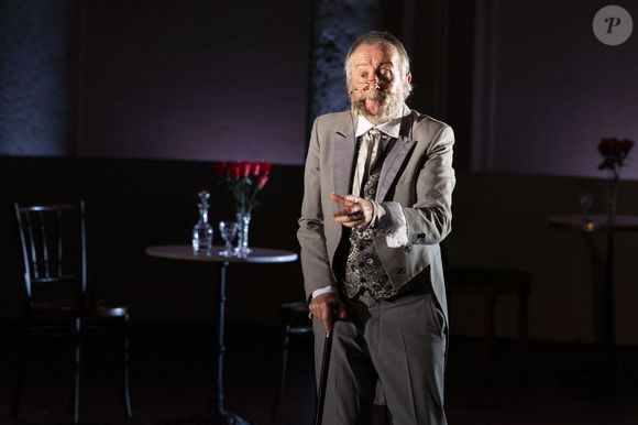 Exclusif - Christophe Barbier - 41ème édition du Festival de Ramatuelle : Les Nuits Classiques : "Offenbach et les trois empereurs" le 30 juillet 2025.
© Cyril Bruneau / Festival de Ramatuelle / Bestimage
"Offenbach et les trois empereurs"
Un spectacle écrit et mis en scène par Christophe Barbier

Avec Christophe BARBIER ,Pauline COURTIN – soprano , Vadim SHER – piano


C’est le défi le plus important de sa carrière. Le 7 juin 1867, alors que l’Exposition Universelle bat son plein à Paris, Jacques Offenbach est convoqué au Café Anglais par le ministre de l’Intérieur : on lui demande de se produire devant trois Empereurs et d’interpréter pour eux les meilleurs extraits de ses principaux chefs d’œuvre. Il appelle à l’aide sa cantatrice préférée, la grande Hortense Schneider. Mais qui sont au juste ces trois souverains ? Et quel est ce mystérieux pianiste, qui surgit soudain et veut percer les secrets du génie musical d’Offenbach ?