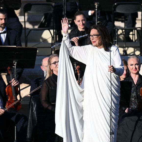 Nana Mouskouri - Passation de la flamme olympique de la Grèce à la France au stade panathénaïque d’Athènes, Grèce, le 26 avril 2024. © Nikos Zagas/Bestimage