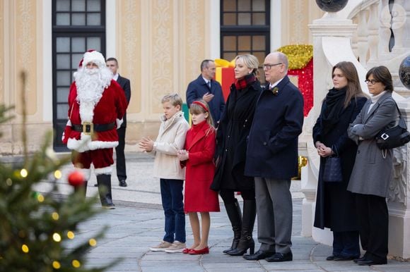 Le prince Jacques de Monaco, marquis des Baux, La princesse Gabriella de Monaco, comtesse de Carladès, Le prince Albert II de Monaco et la princesse Charlène de Monaco, Camille Gottlieb et sa mère, La princesse Stéphanie de Monaco - La famille princière de Monaco offre les traditionnels cadeaux de Noël aux enfants monégasques dans la Cour du Palais Princier, le 18 décembre 2024. 
© Olivier Huitel / Pool Monaco / Bestimage